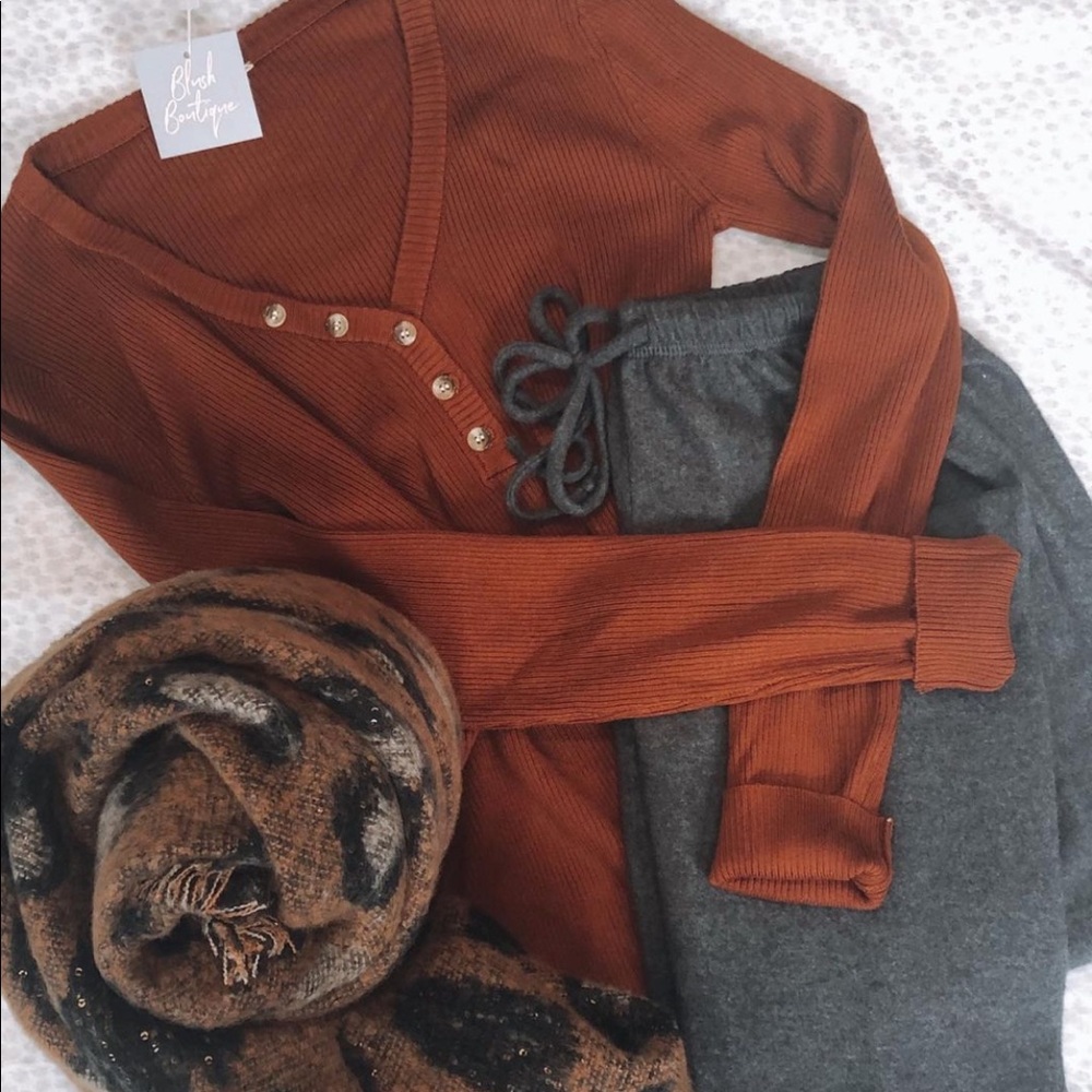 Fitted ribbed Henley in rust color